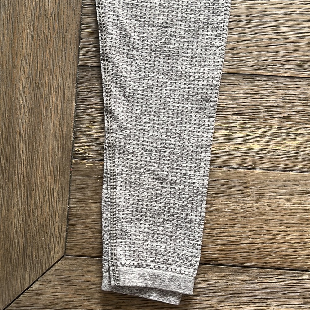 ✨SOLD✨Gray Highwaisted Gym Shark Vital Seamless Leggings - Picture 4 of 12